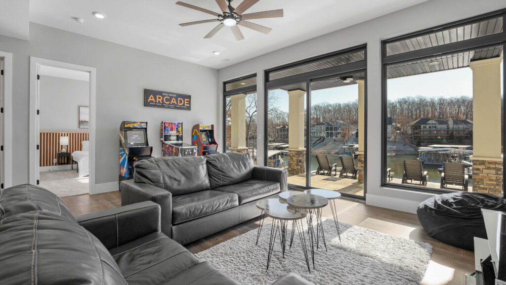 ak-drive-lake-of-the-ozarks-living-room-cozy-retreat Getaway to Sunrise Beach: Enjoy arcade games in Oak Drive's living room