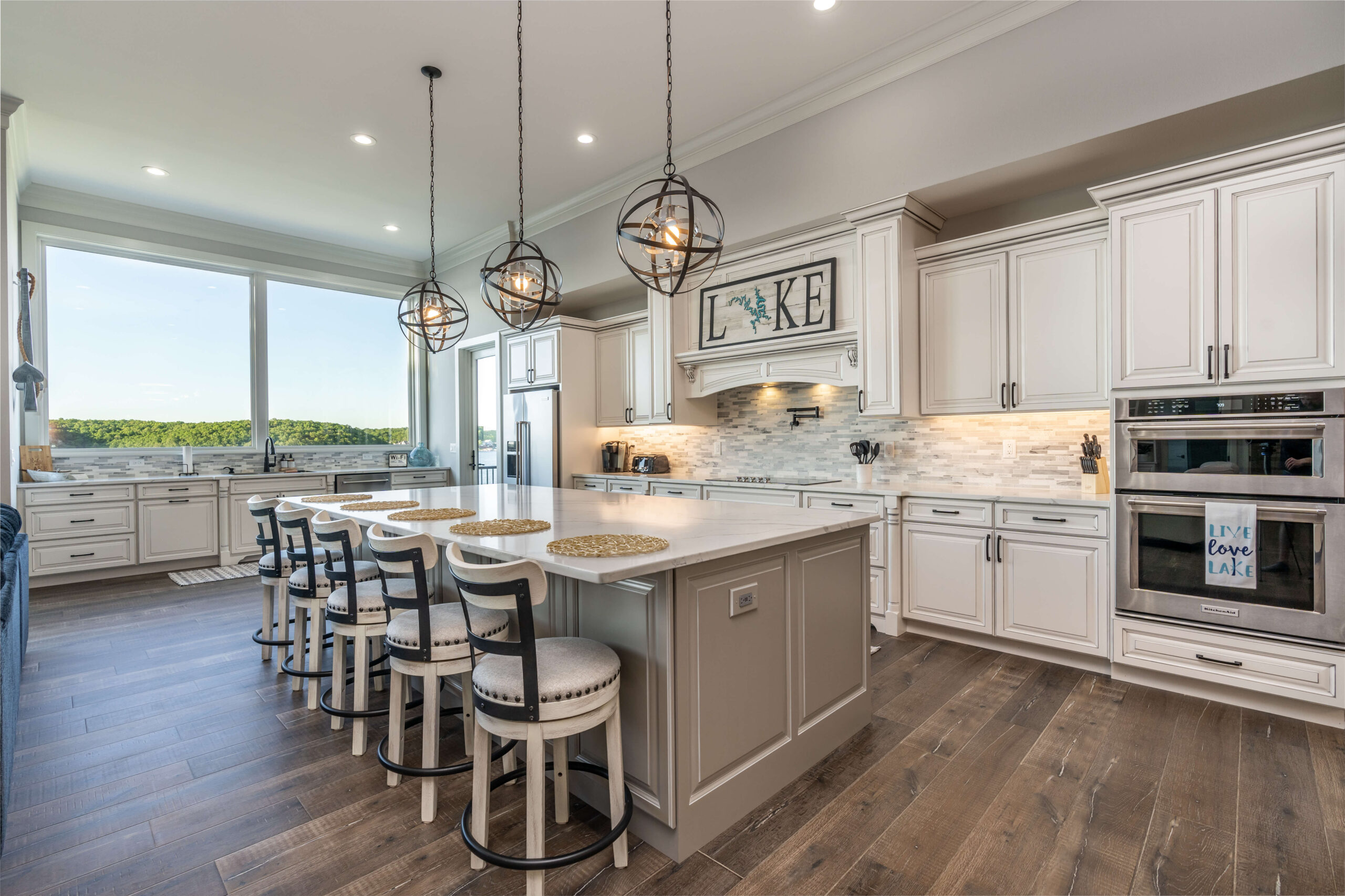 Spindrifter sophistication: Sleek kitchen in Osage Beach