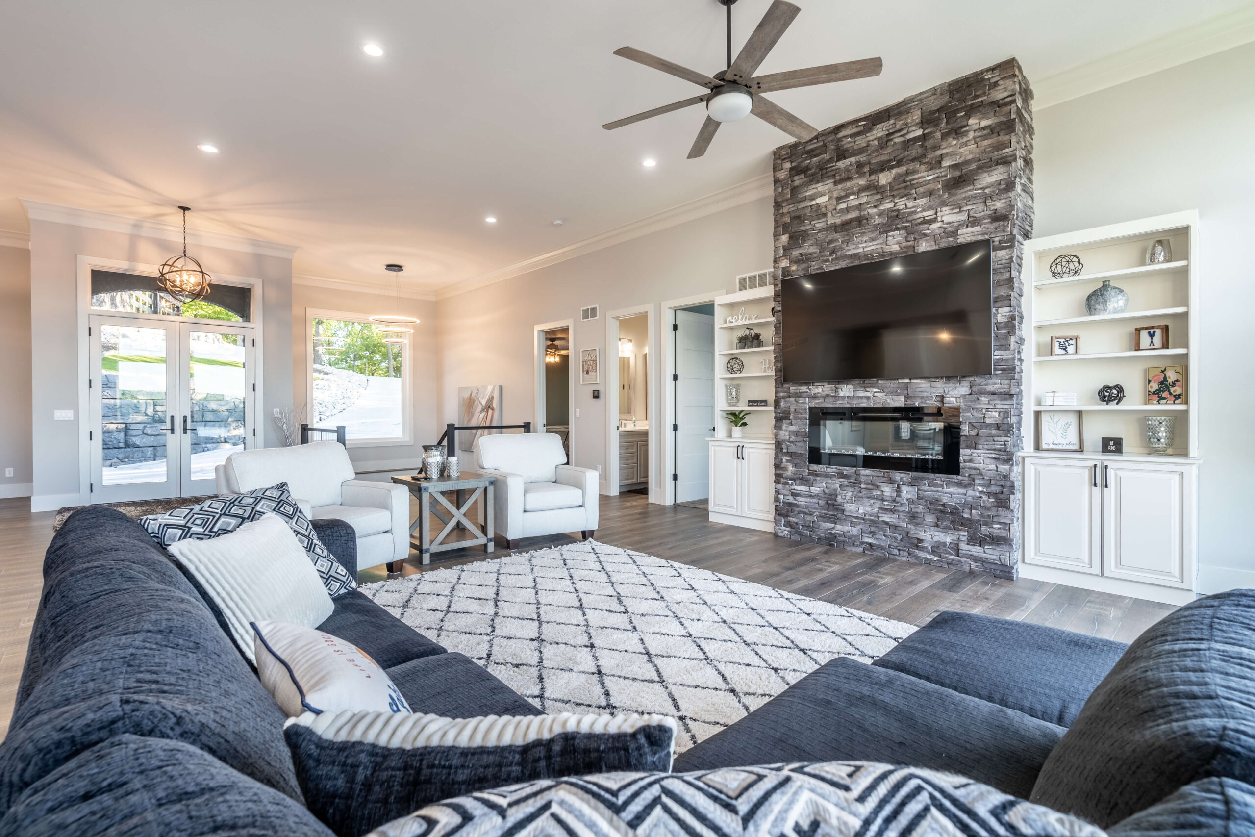 Enjoy Lake Life: Living Room Relaxation at Spindrifter Rental in Osage Beach
