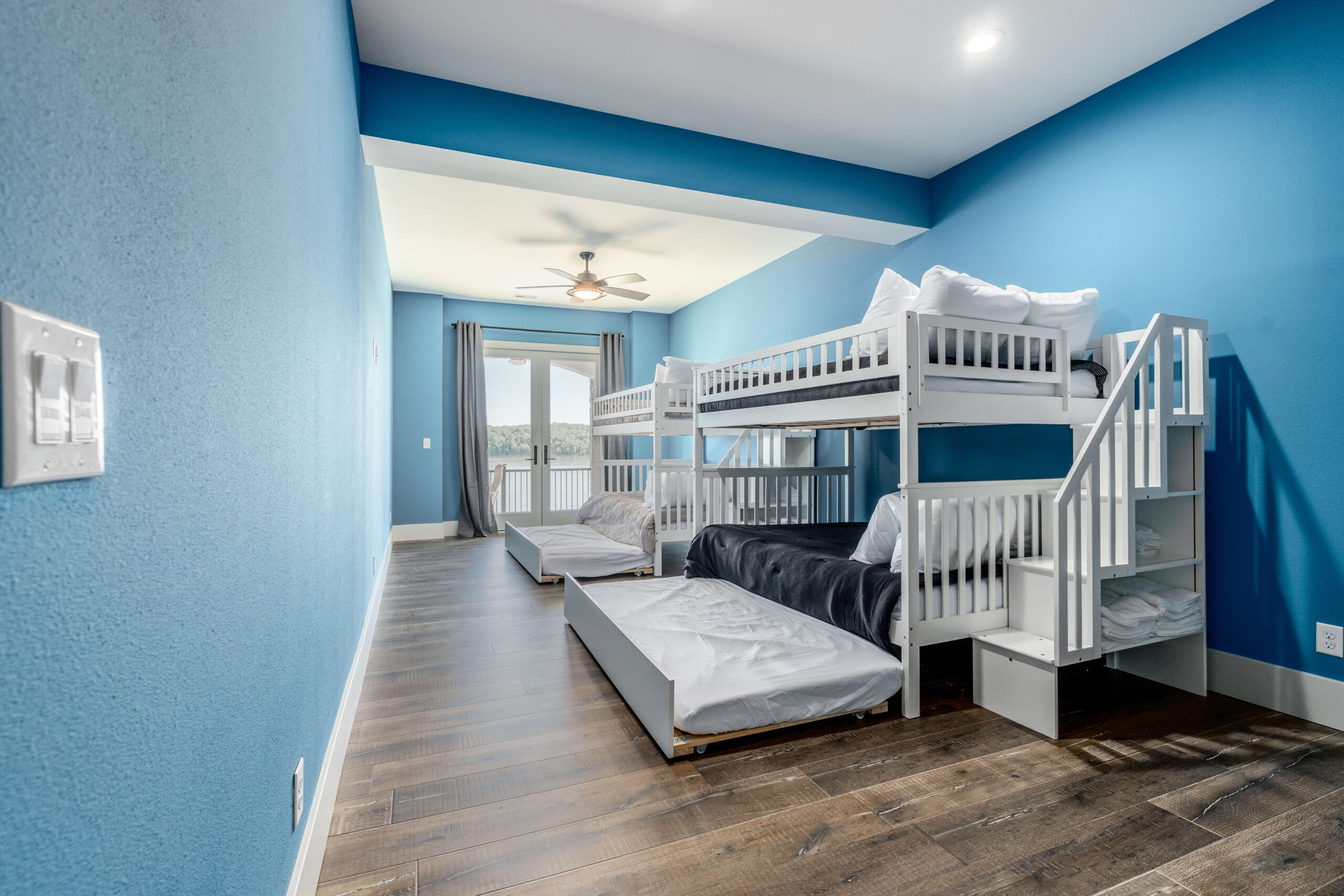 Spindrifter elegance: Stylish bedroom in Osage Beach