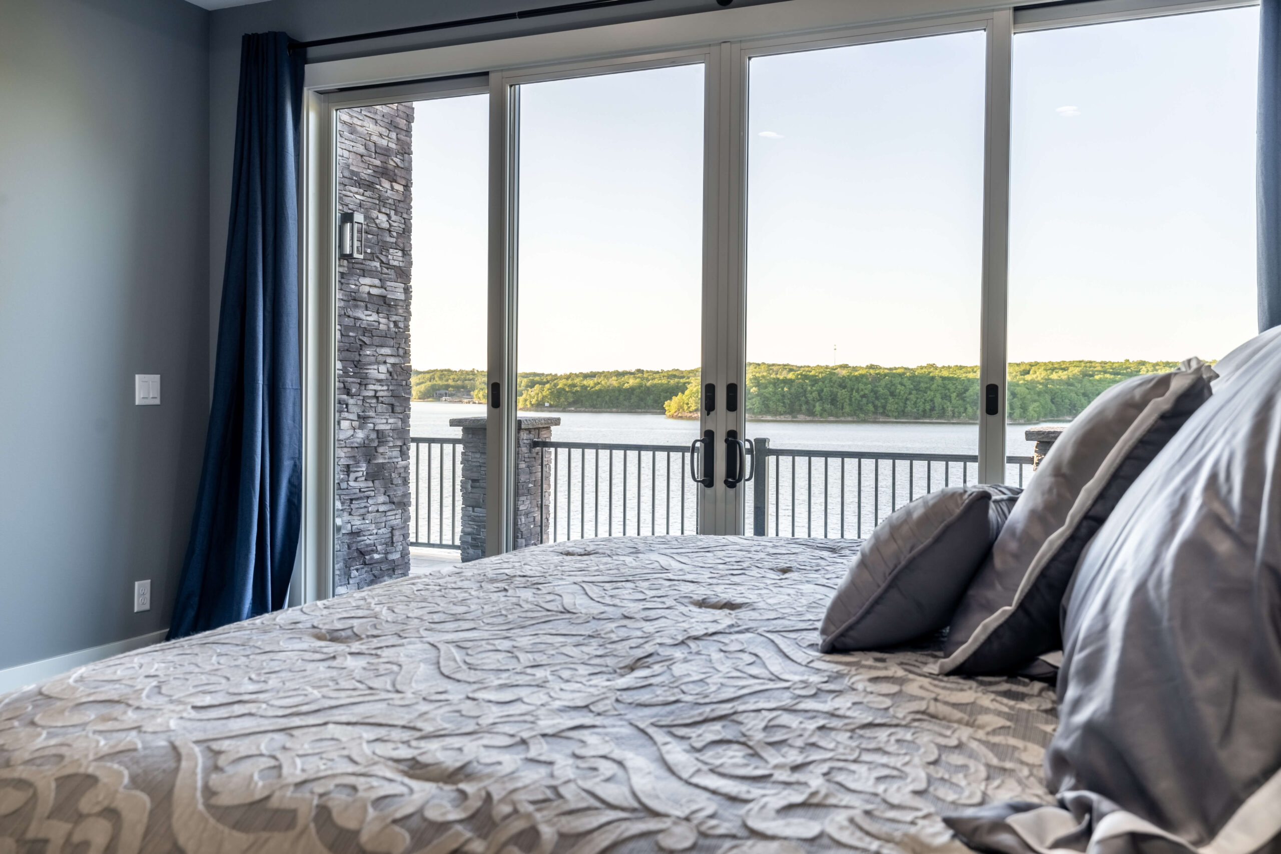 Osage Beach retreat: Cozy bedroom at Spindrifter rental